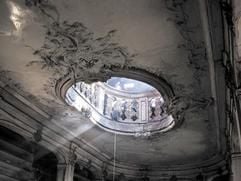 Blick durch die Decke zur abgebrannten zweiten Galerie des zerstörten Rokokosaals der Herzogin Anna Amalia Bibliothek. (Foto: dpa)