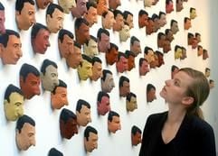Eine Besucherin betrachtet im Deutschen Hygiene-Museum in Dresden das Kunstwerk «Spermini, 1997» des Italieners Maurizio Cattelan. Die 150 bemalten Gummi-Masken sind Teil der neuen Sonderausstellung «Die Zehn Gebote», die bis zum 5. Dezember 2004 in Dresden zu sehen ist. (Foto: dpa)