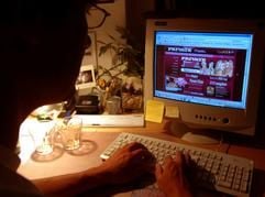 Nachts die eigenen dunklen Seiten ausleben - viele Männer können der Versuchung nicht widerstehen, Pornobilder im Internet anzusehen. Bei einem Rentner in Gotha stellte die Polizei jetzt eine Viertelmillion Kinderpornos sicher. (Foto: dpa)
