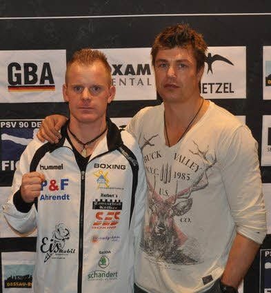 Boxer Mathias Zemski (l.) und sein Trainer Dirk Dzemski peilen einen Sieg an.