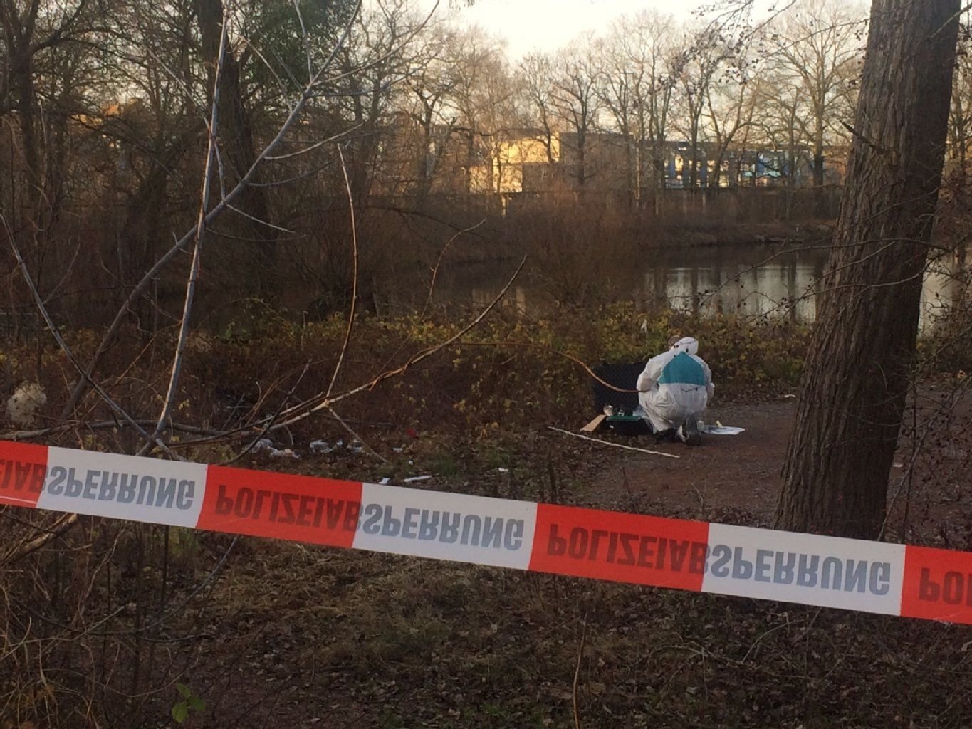 Spaziergänger haben am Samstagmorgen eine Leiche in Dessau-Nord gefunden.