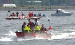 Rettungskräfte fahren am Freitag (24.06.2004) mit ihrem Boot zu Unglücksort in der Kieler Innenförde. Beim Landen auf der Kieler Förde ist ein Wasserhubschrauber in die Fluten gestürzt. (Foto: dpa)