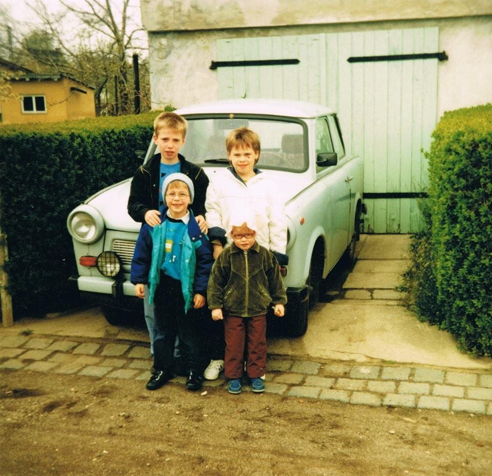 Als Christian Overbeck mit seiner Mutter 1990 die befreundete Familie Karakulin in der ehemaligen DDR besuchen fuhr, lernte er auch deren ganzen Stolz kennen: einen generalüberholten Trabant 601.