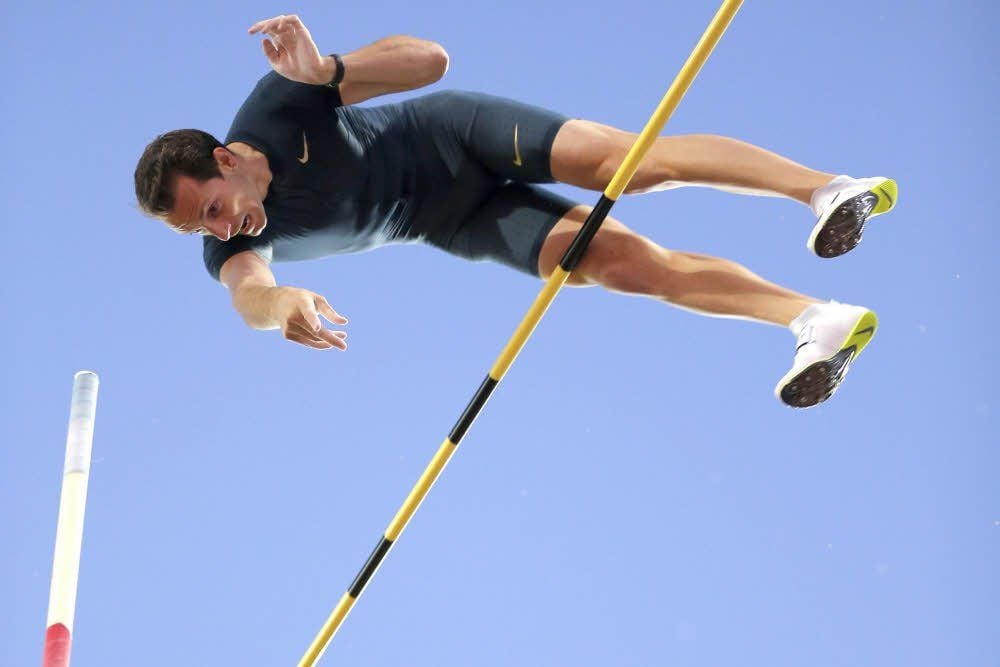 Vom französischen Weltrekordler Renaud Lavillenie trennen die deutschen Stabhochspringer nicht nur einige Zentimeter.