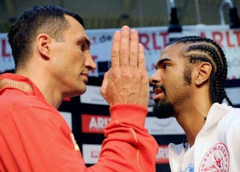 Die Schwergewichtsboxer Wladimir Klitschko (l.) und David Haye stehen sich in Hamburg gegenüber. (FOTO: DPA)