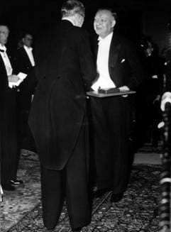 Der deutsche Nobelpreisträger für Physiologie und Medizin, Dr. Werner Forßmann (r.), nimmt vom schwedischen König Gustaf Adolf den Nobelpreis im Rahmen der Verleihung der Nobelpreise im schwedischen Stockholm entgegen (Archivfoto vom 10.12.1956). (Foto: dpa)