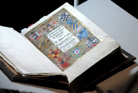 Der seit dem Zweiten Weltkrieg verschollen geglaubte erste Teil einer dreiteiligen Prachtbibel aus dem Jahre 1541 wird im Landeshauptarchiv in Dessau-Roßlau gezeigt. (FOTO: DPA)