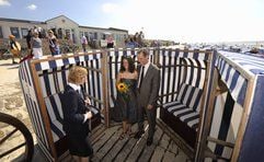 Eine Standesbeamtin hält am Strand der Nordseeinsel Norderney vor einem Hochzeitspaar eine Ansprache. Auf der ostfriesischen Insel Norderney können sich Paare seit dieser Saison am Strand das Ja-Wort geben. (Foto: ddp)
