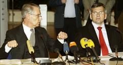 Jörg Hofmann (r), Bezirksleiter der IG Metall Baden-Württemberg, sitzt mit Otmar Zwiebelhofer (l), Chef der Metallarbeitgeber im Süd-Westen, am Donnerstagmorgen (12.02.2004) bei einer Pressekonferenz im Congress-Zentrum in Pforzheim. (Foto: dpa)