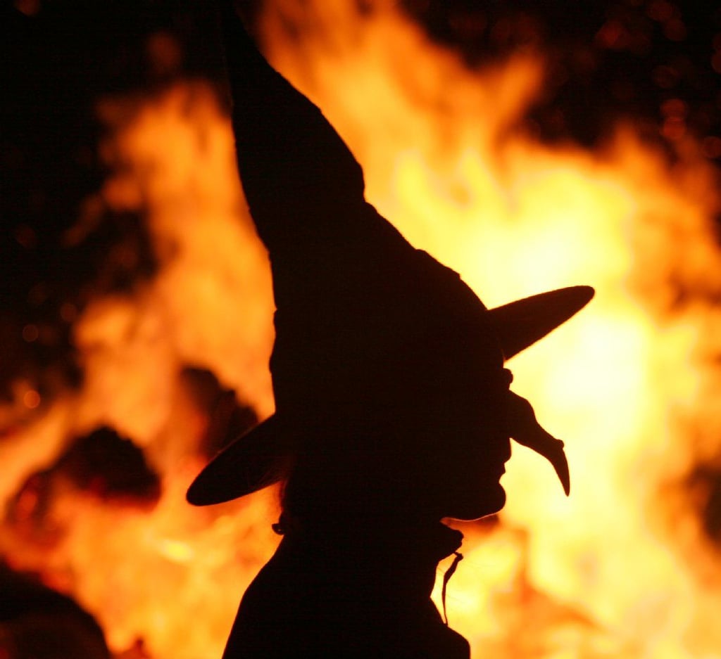 Die Silhouette einer als Hexe verkleideten Frau