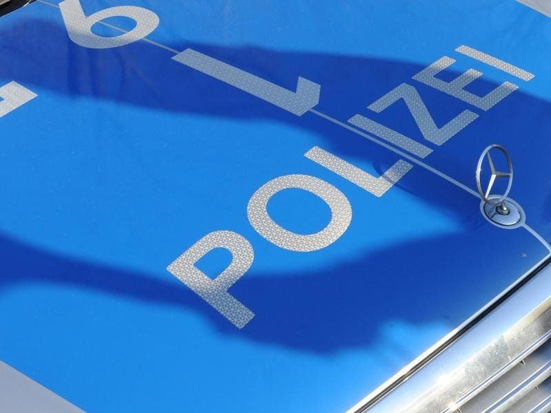 Der Schriftzug "Polizei" auf einem Einsatzwagen.