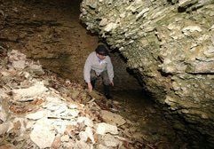 Täglich begehen seit einigen Tagen Höhlenforscher das oberirdische Areal um die Baustelle ICE-Bleßbergtunnel im Landkreis Sonneberg. Tunnelbauarbeiter stießen hier vergangene Woche auf eine große Tropfsteinhöhle. (Foto: dpa)