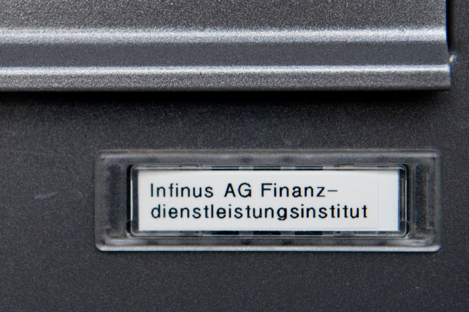 Das Briefkastenschild der Dresdner Finanzfirmengruppe Infinus