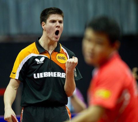 Der Tischtennisspieler Dimitrij Ovtcharov (l.) aus Deutschland bejubelt im Halbfinale seinen Sieg gegen Wang Hao China beim Tischtennis World Team Cup in der Getec-Arena in Magdeburg. (FOTO: DPA)