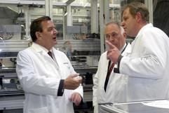 Bundeskanzler Gerhard Schröder (l., SPD) spricht am Dienstag (7. Juni 2005) bei seinem Besuch im Solarzellenwerk Q-Cells in Thalheim (Kreis Bitterfeld) mit Ministerpräsident Wolfgang Böhmer (M., CDU) und Q-Cells-Geschäftsführer Anton Miller. (Foto: dpa)