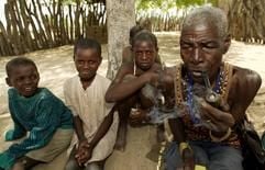 Seniorin und Kinder im Dorf Uutapi im Norden von Namibia (dpa)