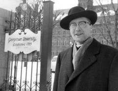 Paul Adenauer steht im Februar 1958 vor der Universität in Georgetown, wo er die Strategien des gewerblichen Mittelstandes in den USA studierte. (Foto: dpa)