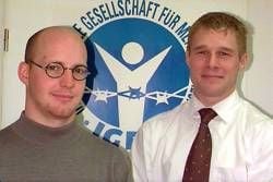 Die Falun-Gong-Anhänger Dominik Henselmann (l)