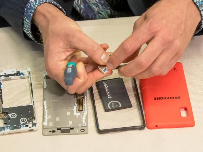 Fairphone-Geräte lassen sich leicht für eine Reparatur zerlegen. Die Niederländer setzen bei ihren Smartphones traditionell auf eine längere Nutzungsdauer. Foto: David Karmann