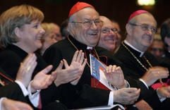 Bundeskanzlerin Merkel, Kardinal Karl Lehmann, Bundestagspräsident Norbert Lammert und Erzbischof Erwin Josef Enders (v.l.) sitzen beim Festakt in der Mainzer Rheingoldhalle.
