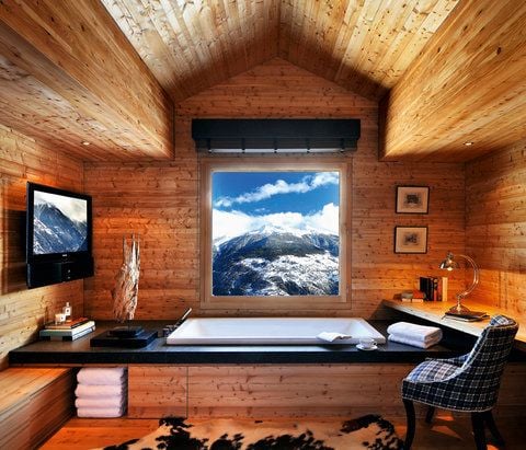 Im House in Les Collons kann man beim Baden in die schneebedeckte Landschaft schauen. (FOTO: PHILIP VILE, DESIGN BY NICKY DOBREE)
