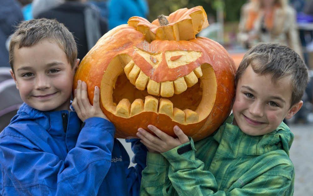 Einen der schönsten Kürbisse hatten Robin und Ramon (r.) aus Ballenstedt. Sie erhielten einen Gutschein für das Bauspielhaus in Thale.