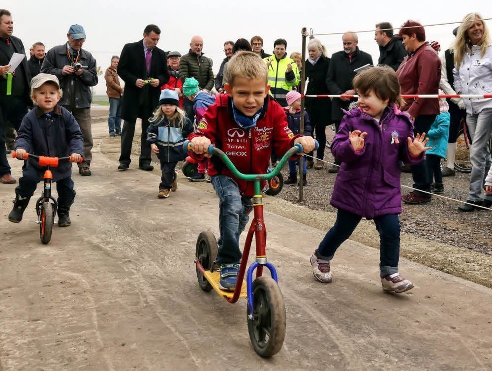 Kindergartenkinder aus Tilleda gehörten zu den ersten Nutzern des sanierten Radwegs.