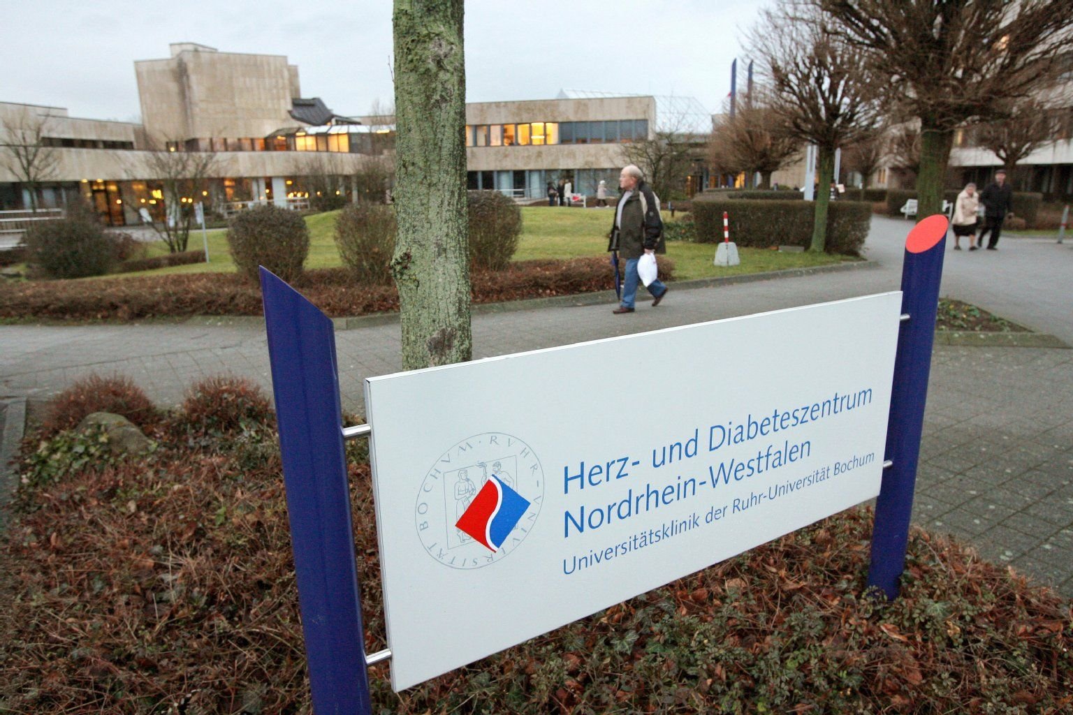 Das Herz- und Diabeteszentrum Nordrhein-Westfalen in Bad Oeynhausen. Darf man einem Menschen wegen mangelnder Sprachkenntnisse eine lebensrettende Herztransplantation verweigern?