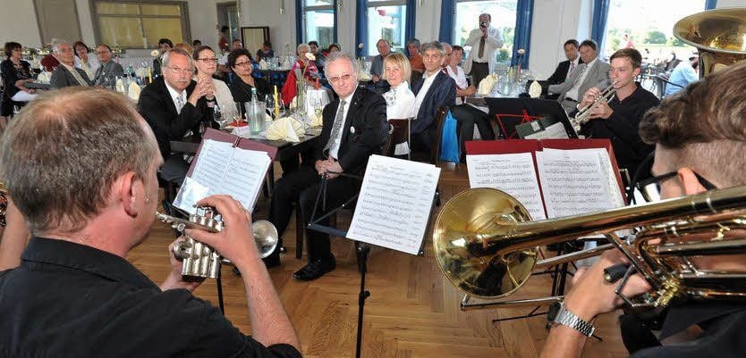 Ludwigshafens Bürgermeister Wolfgang van Vliet, Klemens Koschig und weitere Gäste des Abends genießen im Kornhaus die Musik des Bläsersextetts der Musikschule Ludwigshafen.
