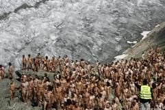 600 Menschen haben aufdem Aletschgletscher im Süden der Schweiz für den Klimaschutz dieHüllen fallen lassen. (Foto: dpa)