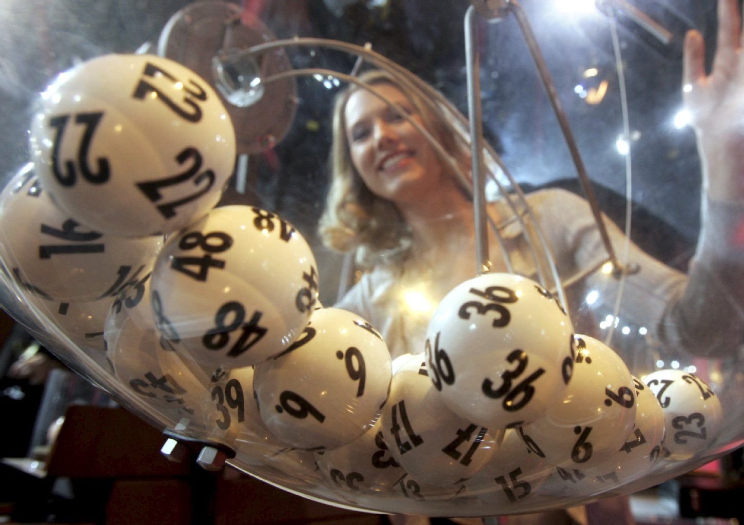 "Lottofee" Franziska Reichenbacher schaut im Studio des Hessischen Rundfunks im Maintower in Frankfurt durch die Plexiglaskugel des Ziehungsgerätes.