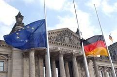 Auf Halbmast sind die Fahnen vor dem Reichstagsgebäude in Berlin am Freitag (12.03.2004) gesetzt. Nach den Terroranschlägen in Madrid wurde in ganz Berlin die Trauerbeflaggung für die Dauer der Staatstrauer in Spanien angeordnet. (Foto: dpa)