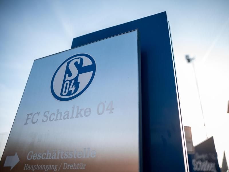 Der FC Schalke 04 steckt in einer Krise. Foto: Fabian Strauch/dpa
