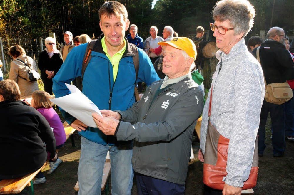 Wanderleiter Heinz Richter (Mitte) erläutert Margit Bader und Rando Prade aus Listerfehrda die Strecke.