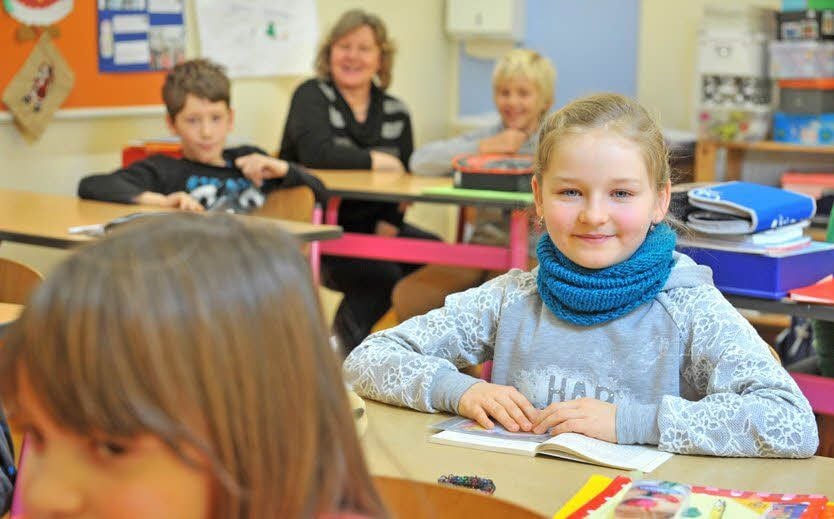 Ronja Frohberg inmitten ihrer Schulklasse: Sie gehört zu den besten Vorlesern des Landes.