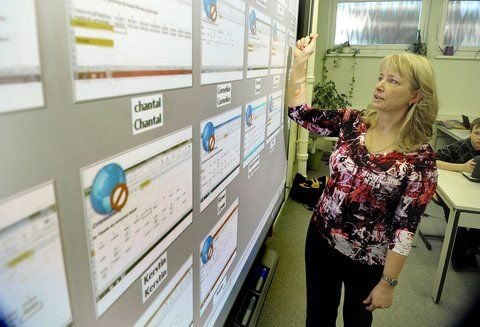 Ein großer Bildschirm ersetztin der 7b des Gymnasiums Thale die Tafel.Lehrerin Kerstin Henze bedient sie per Berührung.Währenddessen arbeitet jeder der Schüler anseinem Laptop - und sein Bildschirm ist vornefür die Lehrerin sichtbar. (FOTO: ANDREASSTEDTLER)