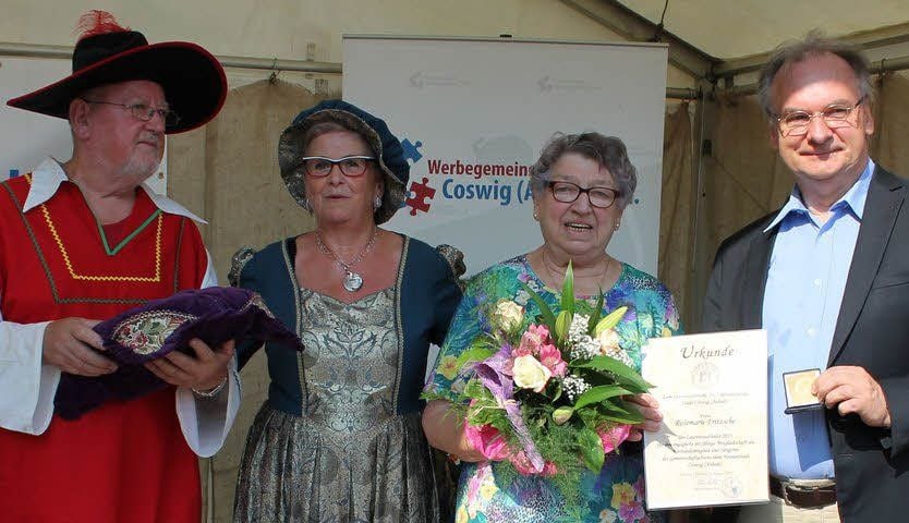 Rosemarie Fritzsche (2. v. re.) hat den Laurentiustaler erhalten. Manfred Lange, Doris Berlin und Reiner Haseloff (re.) gratulieren ihr.