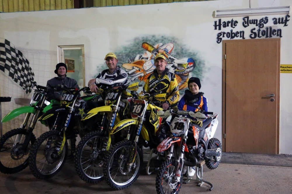 Pit Falke,Denny und Karl-Heinz Obeck sowie Rayk Jentsch (v. l.) vor dem Wandbild von Ken Roczen.