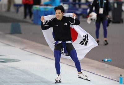 Der Südkoreaner Mo Tae-Bum hat das olympische Chaos-Rennen über 500 Meter gewonnen. (FOTO: DPA)