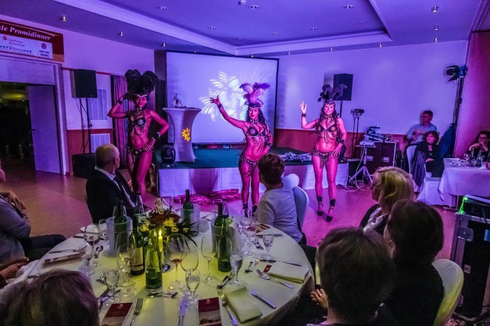 Stimmung beim Promi-Dinner: Brasilianische Rhythmen öffnen Herzen und Geldbörsen.