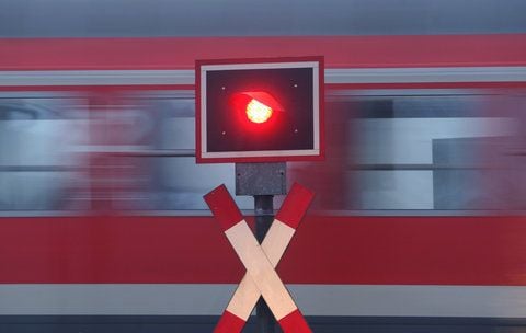 Die Deutsche Bahn hebt die Preise im Fernverkehr um 3,9 Prozent an. (FOTO: DPA)