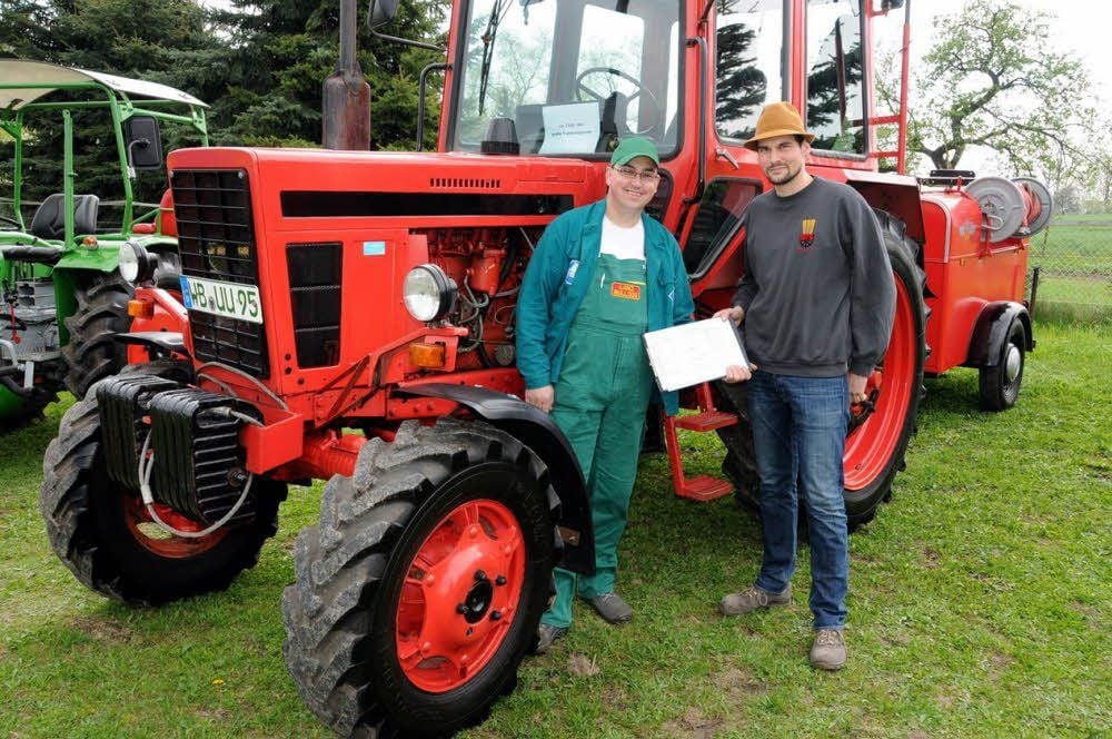 Tobias Specht (l.) aus Bülzig ist Organisator des Seehausener Treffens und fuhr mit einem „Belarus“ MTS 82 mit Tragkraftspritze vor. Neben ihm Lutz Lorenz, Vorstandsmitglied im Verein MTS Mark Zwuschen.