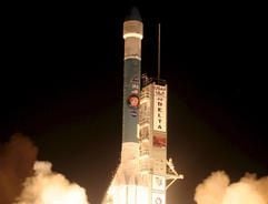 Die NASA schickte den Lander «Phoenix» bei einem Bilderbuchstart pünktlich um 11.26 Uhr MESZ mit einer Delta-II- Trägerrakete auf den Weg. (Foto: dpa)