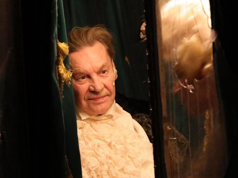 Helmut Berger als Duc de Walchen in „Liberté” von Albert Serra an der Volksbühne Berlin. Foto: Wolfgang Kumm