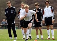 Der Fußball-Nationaltorwart Oliver Kahn (M) wird am Dienstag (22.03.2005) in Frankfurt am Main bei seinem Sprint beim Fitness-Test von den Spielern (l-r) Kevin Kuranyi, Andreas Hinkel, Torsten Frings und Michael Ballack amüsiert beobachtet. Insgesamt 31 Profis mussten die zweite Auflage des Leistungstests absolvieren. In acht Gruppen wurden Sprint, Ausdauer und Koordination internsiv getestet. (Foto: dpa)
