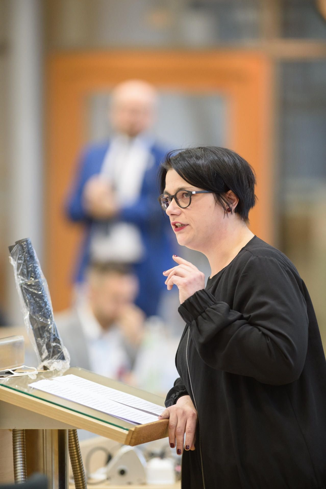 Henriette Quade (Die Linke) spricht am Rednerpult des Plenarsaales.