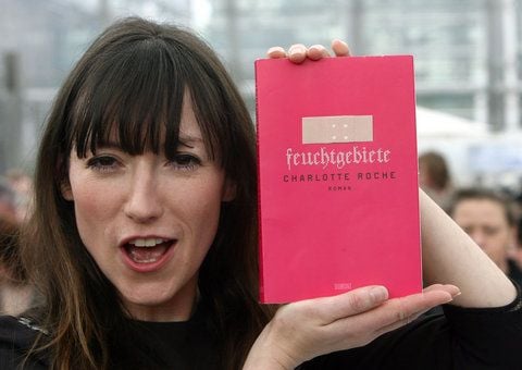 Buchautorin Charlotte Roche hält ein Exemplar ihres provokanten Romans «Feuchtgebiete» hoch. (FOTO: ARCHIV/DPA)