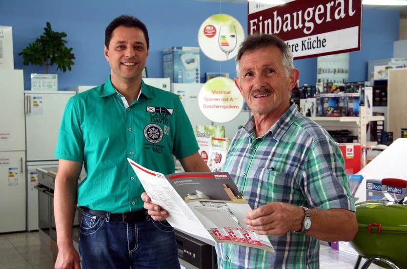 Inhaber Jens Parthu (l.) und - von Anfang mit dabei - Fritz Ullmann. Vor 20 Jahren, am 1. August 1995, wurde das Geschäft „Parthu Haushaltspartner“ gegründet.