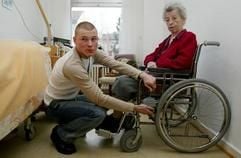 Ein Zivildienstleistender hilft in einem Alten- und Pflegheim einer Seniorin in einem Rollstuhl. (Foto: dpa)