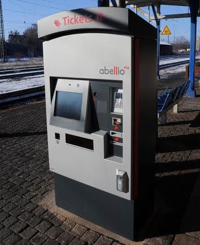 Auf dem Bahnsteig steht wieder ein Fahrkartenautomat.